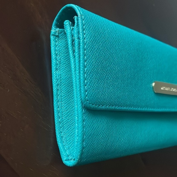 MICHAEL KORS Wallet multi card holder zip change compartment gold hardware - Picture 6 of 14